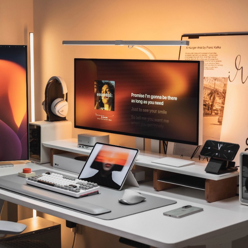 Desk Setup With Laptop And Monitor - حامل شاشة حديث مريح لرف المكتب