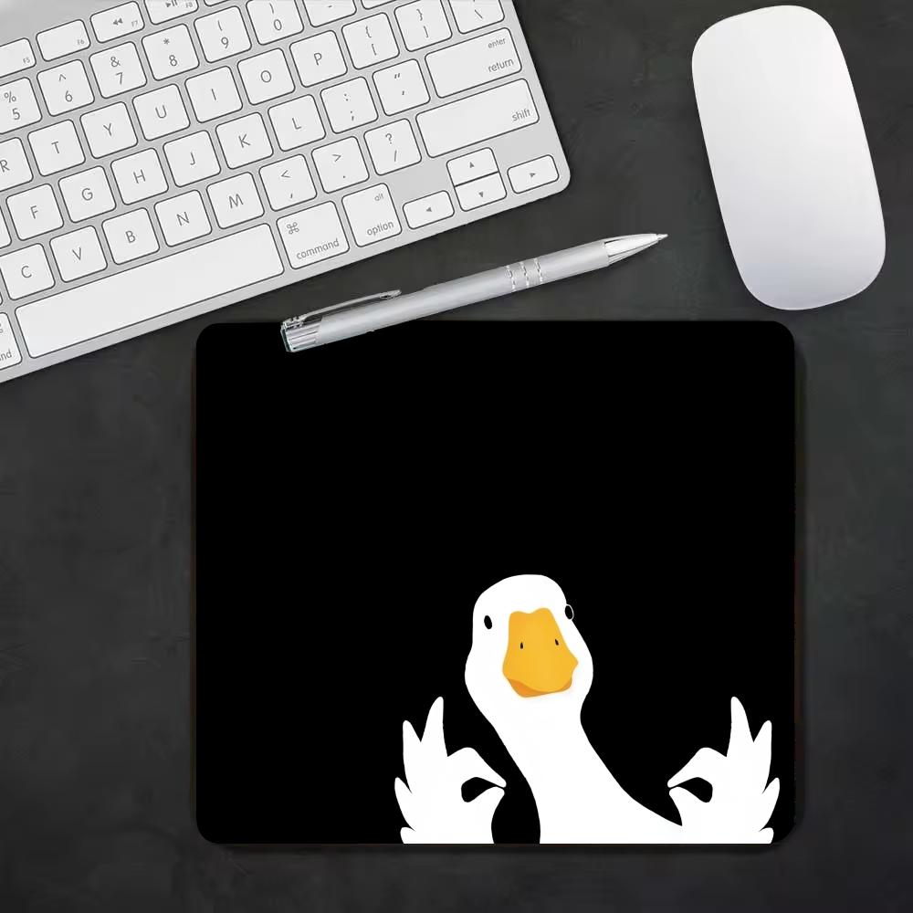 لوحة ماوس صغيرة بنمط الإوزة ال - مراجعة Desk Setup Background وسعره