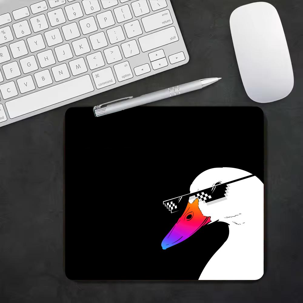 لوحة ماوس صغيرة بنمط الإوزة ال - مراجعة Desk Setup Background وسعره